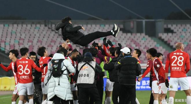 爱游戏体育包含成都蓉城训练开放日；今晨外线爆发引欢呼；中超在即；纪律约束更严格的词条